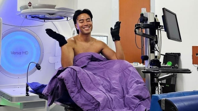 Kurusan dan juga Kondisinya Bikin Cemas Saat Manggung, Vidi Aldiano Didoakan Lekas Sembuh
