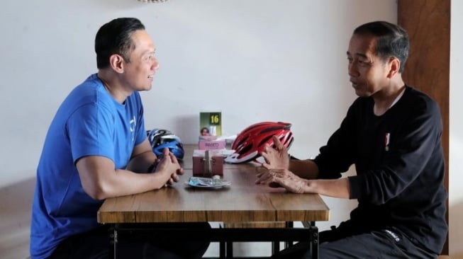 Viral Momen Jokowi Sarapan Sambil Ngobrol Santai Bareng AHY, Publik: Berasa Paman juga Ponakan