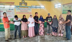 Kades Moramo Serahkan BLT DD Tahap I 2024 kepada Para KPM.